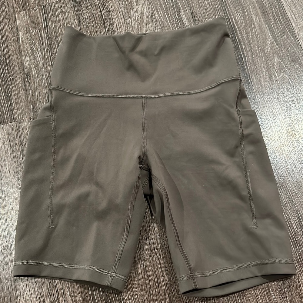 Lululemon wunder train 8 inch with pockets